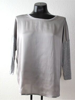 Chico's Size 1 Two-Tone Light Gray quarter Sleeve crew neck silky like Top